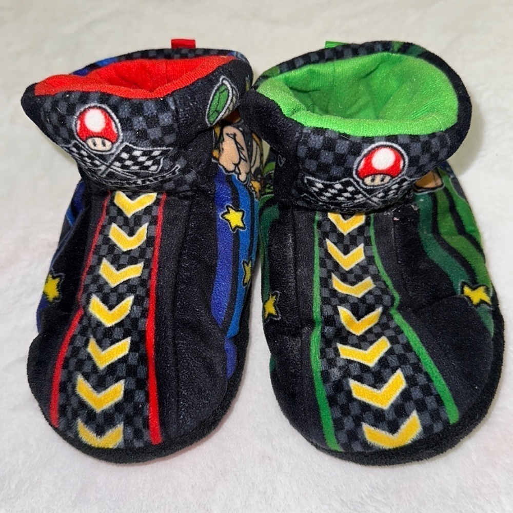 SG Footwear 2021 Nintendo Boys Super Mario Slippers Preowned Youth 13-1